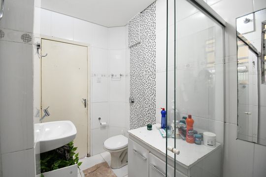 Banheiro de apartamento à venda com 3 quartos, 89m² em Centro, Curitiba