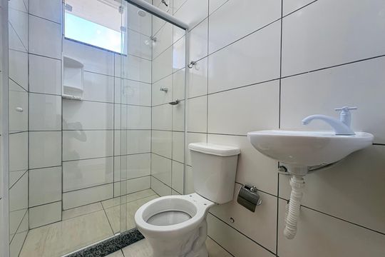 Banheiro de kitnet/studio para alugar com 1 quarto, 31m² em Curicica, Rio de Janeiro