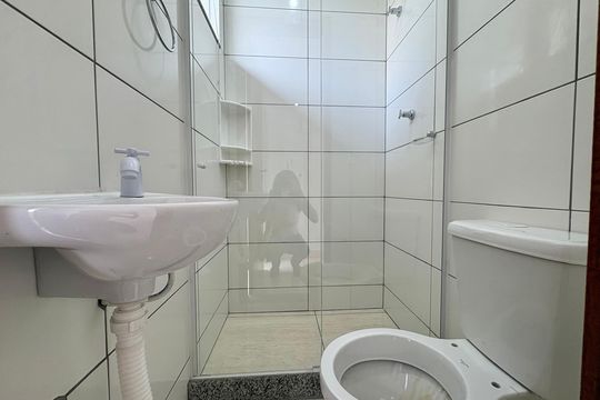 Banheiro de kitnet/studio para alugar com 1 quarto, 31m² em Curicica, Rio de Janeiro
