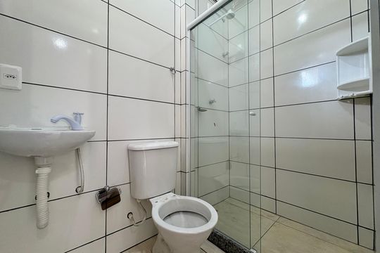Banheiro de kitnet/studio para alugar com 1 quarto, 30m² em Taquara, Rio de Janeiro