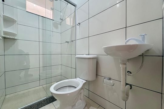 Banheiro de kitnet/studio para alugar com 1 quarto, 30m² em Curicica, Rio de Janeiro