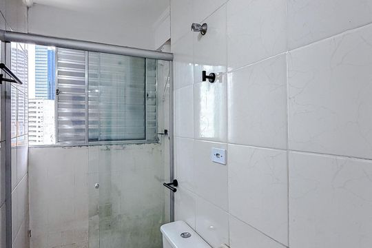 Banheiro de kitnet/studio à venda com 2 quartos, 68m² em Liberdade, São Paulo