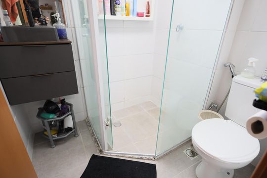 Banheiro de apartamento à venda com 2 quartos, 42m² em Jardim Boa Vista (zona Oeste), Osasco