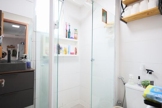 Banheiro de apartamento à venda com 2 quartos, 42m² em Jardim Boa Vista (zona Oeste), Osasco