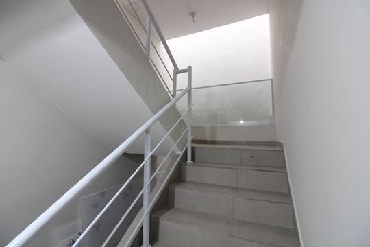 escada de acesso de apartamento para alugar com 2 quartos, 60m² em Vila Dalila, São Paulo