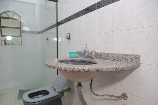 Banheiro social de casa à venda com 3 quartos, 500m² em Vila Taquari, São Paulo