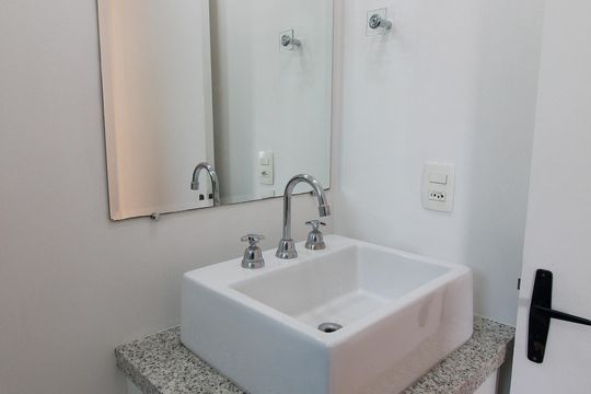 Banheiro de apartamento para alugar com 2 quartos, 54m² em Jardim das Vertentes, São Paulo