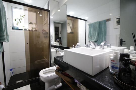 Banheiro da Suíte 2 de apartamento à venda com 3 quartos, 96m² em Barra da Tijuca, Rio de Janeiro