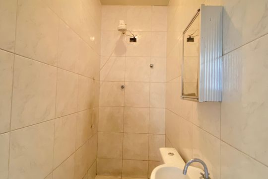Banheiro de casa para alugar com 2 quartos, 40m² em Km 18, Osasco