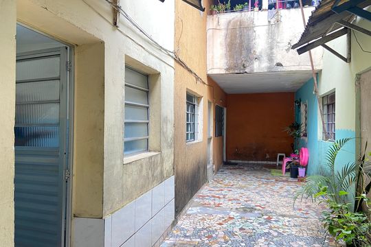 Área externa de casa para alugar com 2 quartos, 40m² em Km 18, Osasco