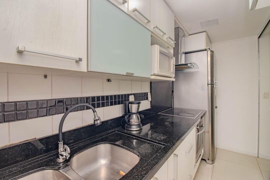 Cozinha e Área de Serviço de apartamento para alugar com 2 quartos, 41m² em Rubem Berta, Porto Alegre