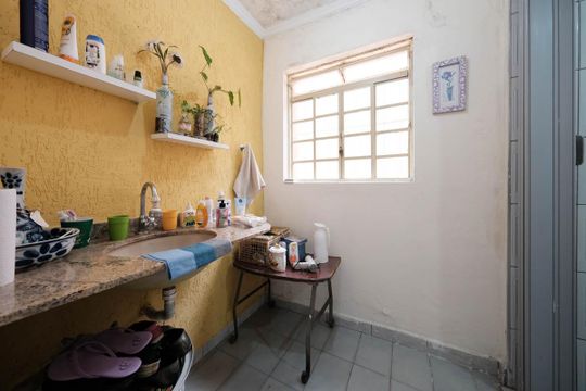 Banheiro de casa à venda com 2 quartos, 180m² em Vila Araguaia, São Paulo