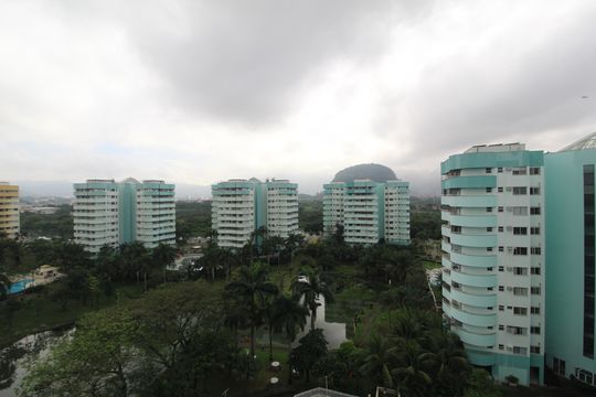 Sala - Vista de apartamento à venda com 2 quartos, 77m² em Barra Olímpica, Rio de Janeiro