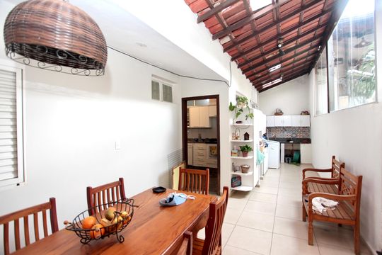 Área gourmet de casa à venda com 5 quartos, 200m² em Conjunto California, Belo Horizonte