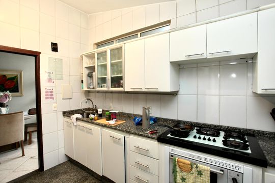 Cozinha e Área de Serviço de casa à venda com 5 quartos, 200m² em Conjunto California, Belo Horizonte