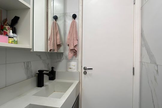 Banheiro de apartamento à venda com 2 quartos, 48m² em Centro, Osasco