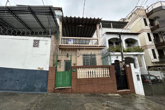 Fachada  de casa à venda com 2 quartos, 110m² em Méier, Rio de Janeiro