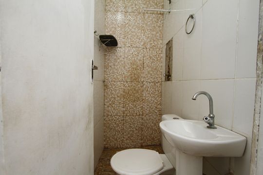 Banheiro de kitnet/studio para alugar com 1 quarto, 24m² em Nova Gameleira, Belo Horizonte
