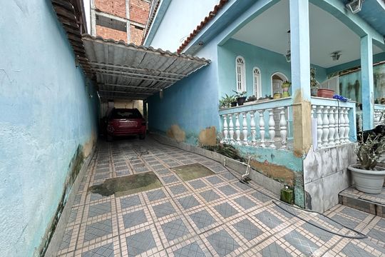 Fachada de casa à venda com 3 quartos, 323m² em Realengo, Rio de Janeiro
