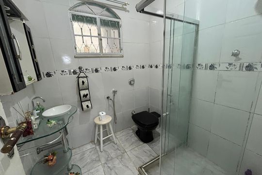 Banheiro Social 2 de casa à venda com 3 quartos, 323m² em Realengo, Rio de Janeiro