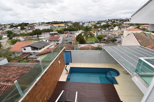 Quintal de casa à venda com 3 quartos, 330m² em Uberaba, Curitiba