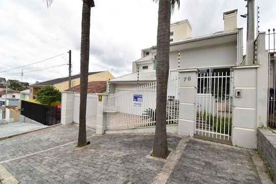 Fachada de casa à venda com 3 quartos, 330m² em Uberaba, Curitiba