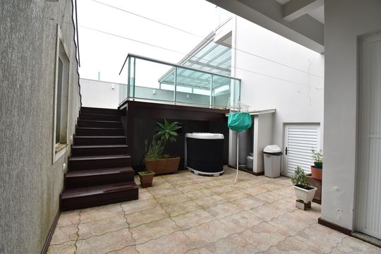 Área privativa de casa à venda com 3 quartos, 330m² em Uberaba, Curitiba