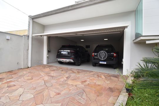 Garagem de casa à venda com 3 quartos, 330m² em Uberaba, Curitiba