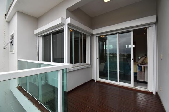 Varanda da Suíte de casa à venda com 3 quartos, 330m² em Uberaba, Curitiba