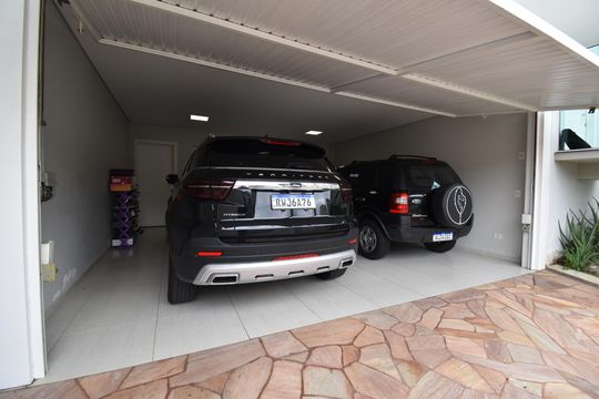 Garagem de casa à venda com 3 quartos, 330m² em Uberaba, Curitiba