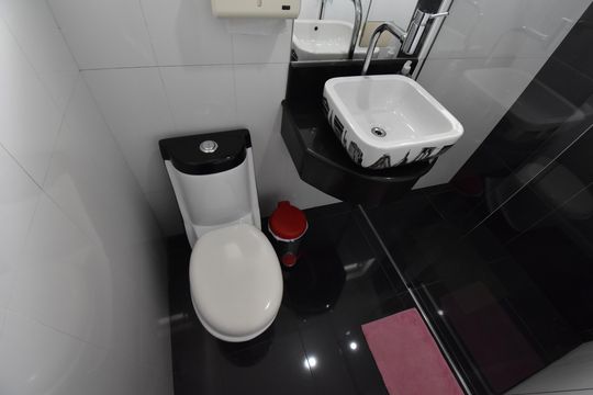 Banheiro 3 de casa à venda com 3 quartos, 330m² em Uberaba, Curitiba
