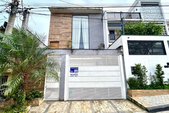 Placa instalada na fachada do imóvel  de casa para alugar com 3 quartos, 330m² em Jardim do Papai, Guarulhos