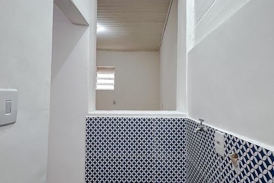 Banheiro de casa para alugar com 1 quarto, 22m² em Vila Bertioga, São Paulo