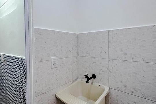 Banheiro de casa para alugar com 1 quarto, 22m² em Vila Bertioga, São Paulo