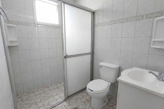Banheiro 2 de casa para alugar com 3 quartos, 260m² em Jardim Maua, Mauá