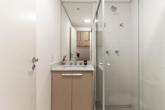 Banheiro de kitnet/studio para alugar com 1 quarto, 27m² em Vila Buarque, São Paulo