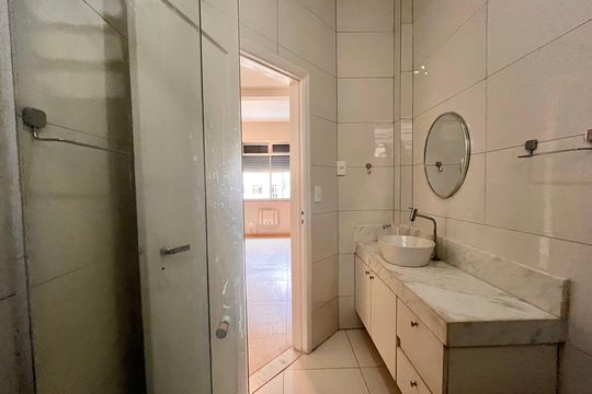 Banheiro de apartamento para alugar com 1 quarto, 53m² em Copacabana, Rio de Janeiro