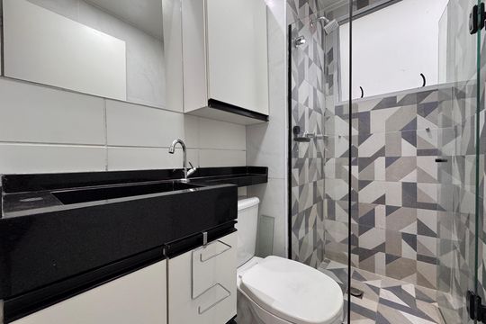 Banheiro Social de apartamento à venda com 2 quartos, 43m² em Recreio dos Bandeirantes, Rio de Janeiro
