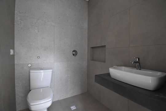 Banheiro de kitnet/studio à venda com 1 quarto, 28m² em Água Verde, Curitiba