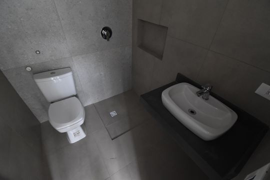Banheiro de kitnet/studio à venda com 1 quarto, 28m² em Água Verde, Curitiba
