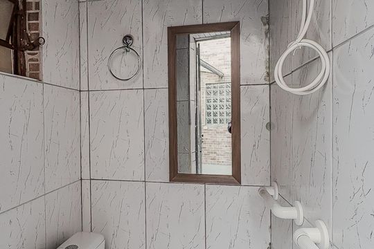 Banheiro de serviço de casa para alugar com 2 quartos, 90m² em Jardim Santa Maria, São Paulo