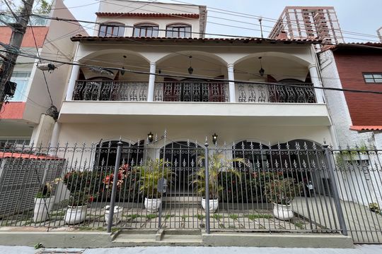 Fachada  de casa de condomínio à venda com 5 quartos, 300m² em Barra da Tijuca, Rio de Janeiro