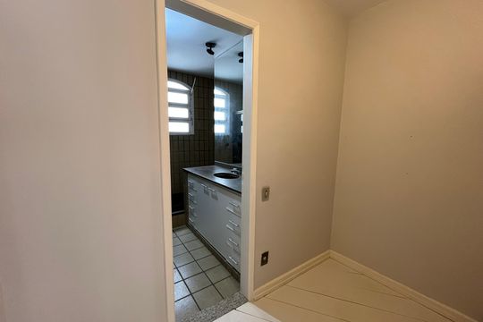 Closet da suíte de casa de condomínio à venda com 5 quartos, 300m² em Barra da Tijuca, Rio de Janeiro