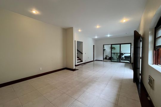Sala de casa de condomínio à venda com 5 quartos, 300m² em Barra da Tijuca, Rio de Janeiro