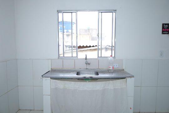 Cozinha de apartamento para alugar com 1 quarto, 30m² em Parque Guarani, São Paulo