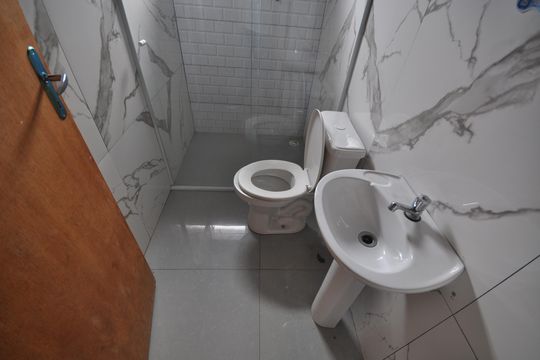 Banheiro de casa para alugar com 2 quartos, 25m² em Parque Casa de Pedra, São Paulo