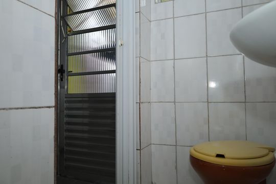 Banheiro de casa para alugar com 1 quarto, 28m² em Parque Guarani, São Paulo