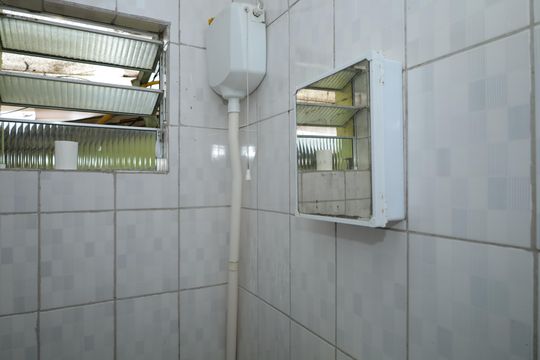 Banheiro de casa para alugar com 1 quarto, 28m² em Parque Guarani, São Paulo