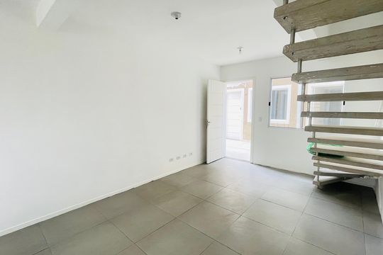 Sala de casa de condomínio para alugar com 2 quartos, 55m² em Centro, Cotia