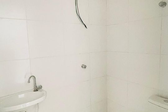 Banheiro de casa de condomínio para alugar com 2 quartos, 55m² em Centro, Cotia